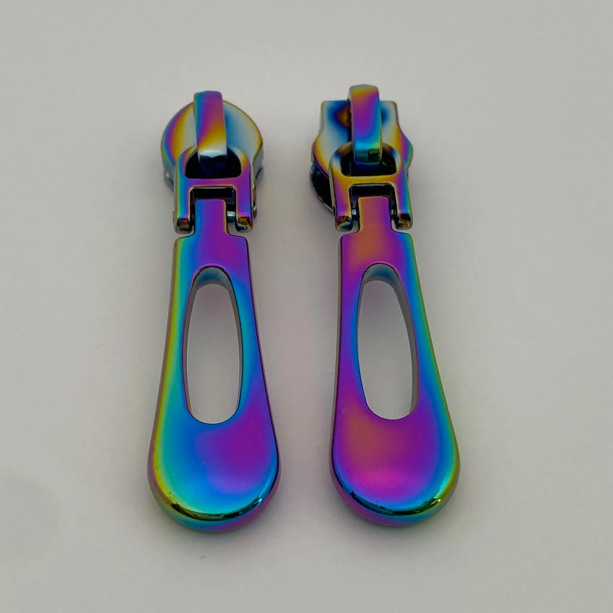 Zipper Noble Regenbogen für 6,5 mm breite Spiralreißverschlüsse – Vorder- und Rückansicht des hochwertigen Reißverschluss-Schiebers mit faszinierender Regenbogen-Beschichtung.
