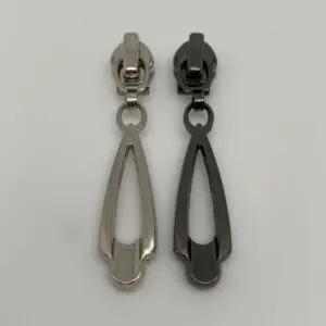 Zipper Pure für 6,5 mm breite Spiralreißverschlüsse in den beiden erhältlichen Farben Silber und Gunmetal – hochwertiger Reißverschluss-Schieber mit modernem Anhänger und Autolock-Funktion.