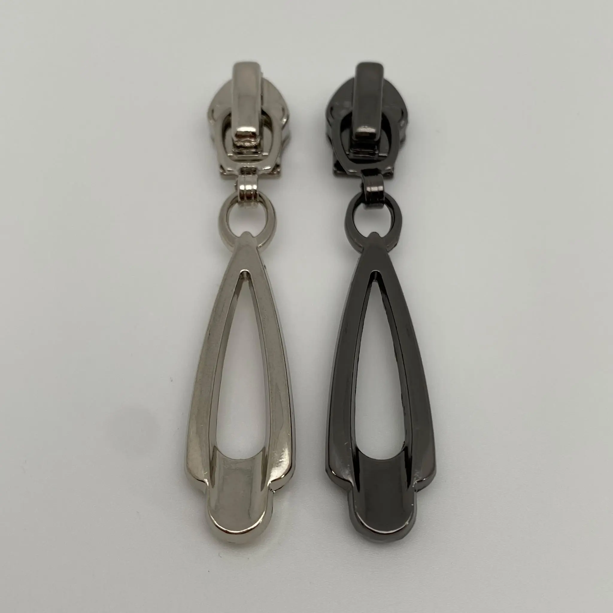 Zipper Pure für 6,5 mm breite Spiralreißverschlüsse in den beiden erhältlichen Farben Silber und Gunmetal – hochwertiger Reißverschluss-Schieber mit modernem Anhänger und Autolock-Funktion.