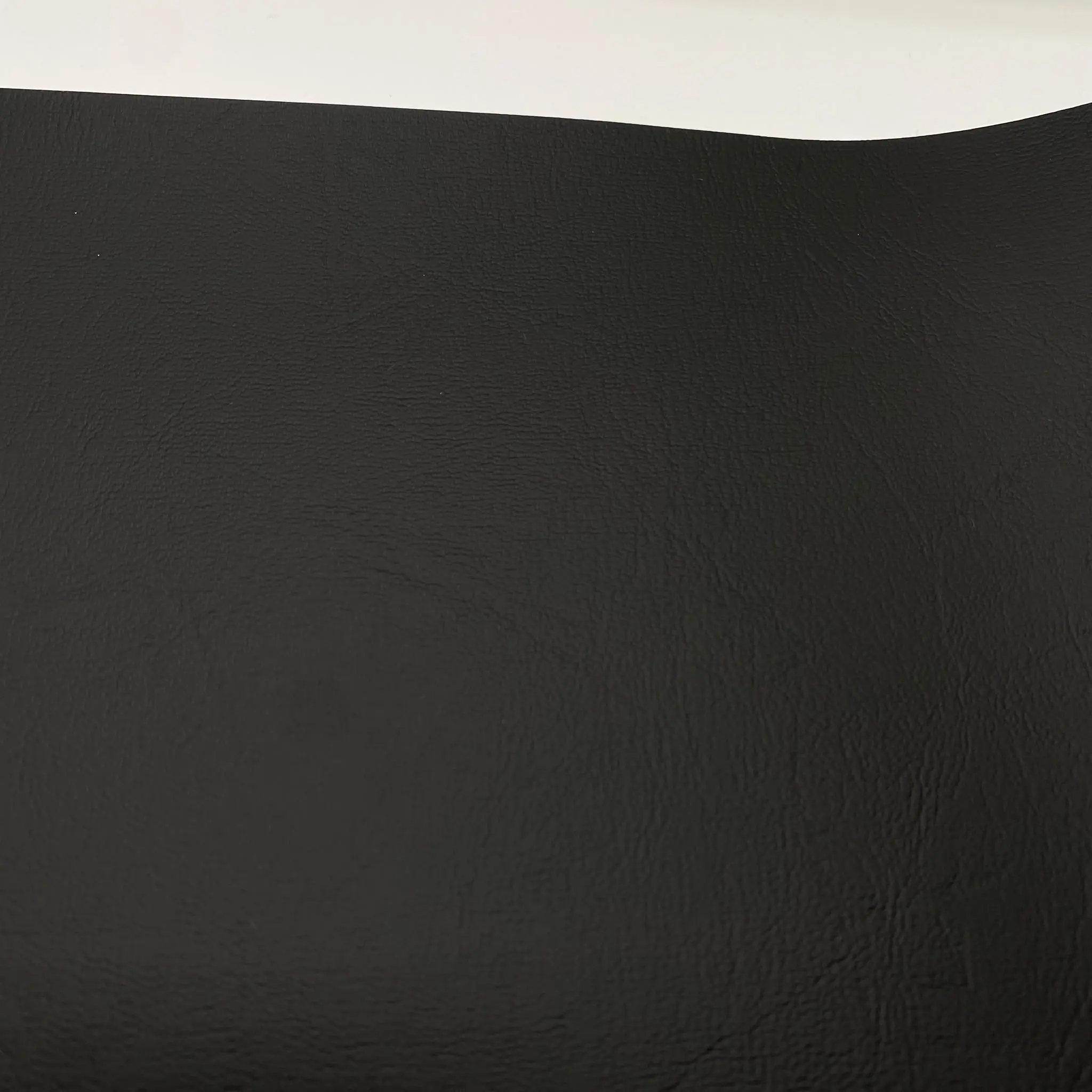 Mattes schwarzes Kunstleder Marina mit dezenter Lederstruktur und gleichmäßiger Oberfläche