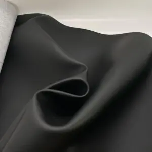 Kunstleder Marina Schwarz drapiert – flexibler Materialfall und matte Oberfläche