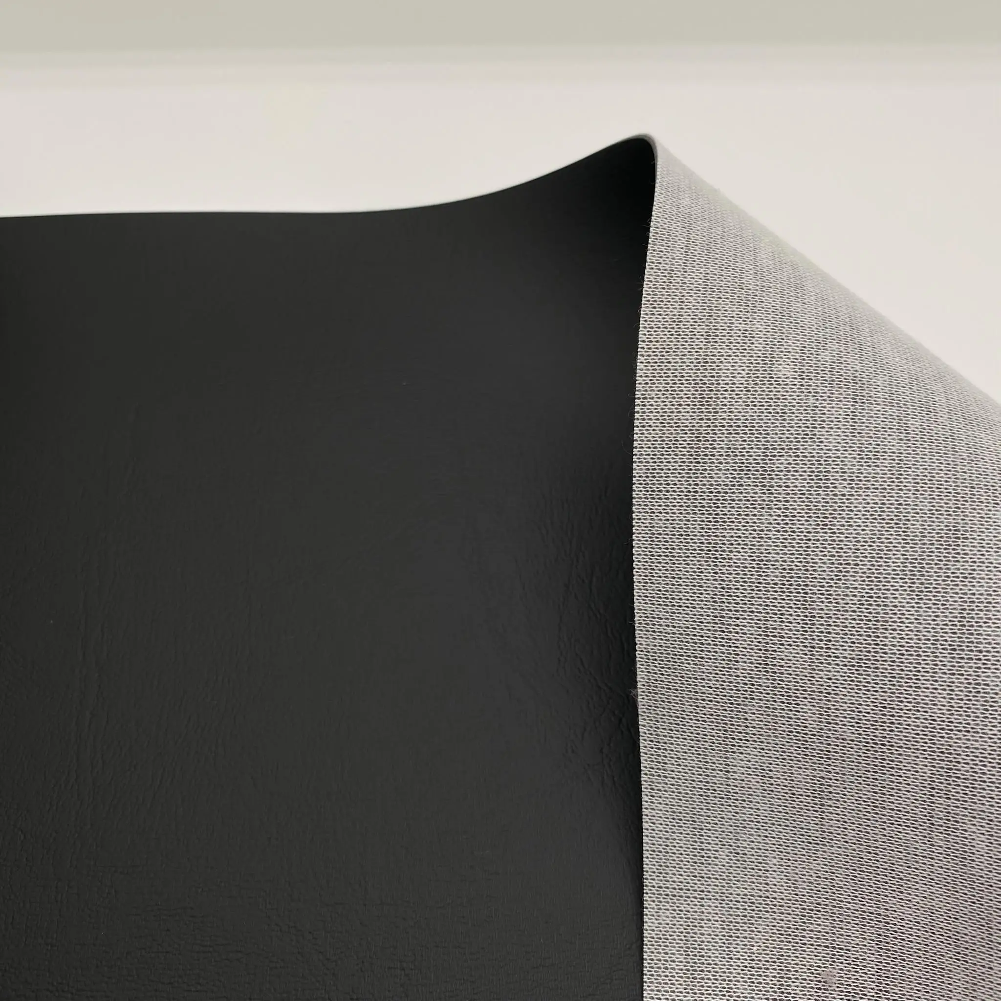 Kunstleder Marina Schwarz mit matter Vorderseite und textilem Polyester-Viskose-Jersey als Trägermaterial