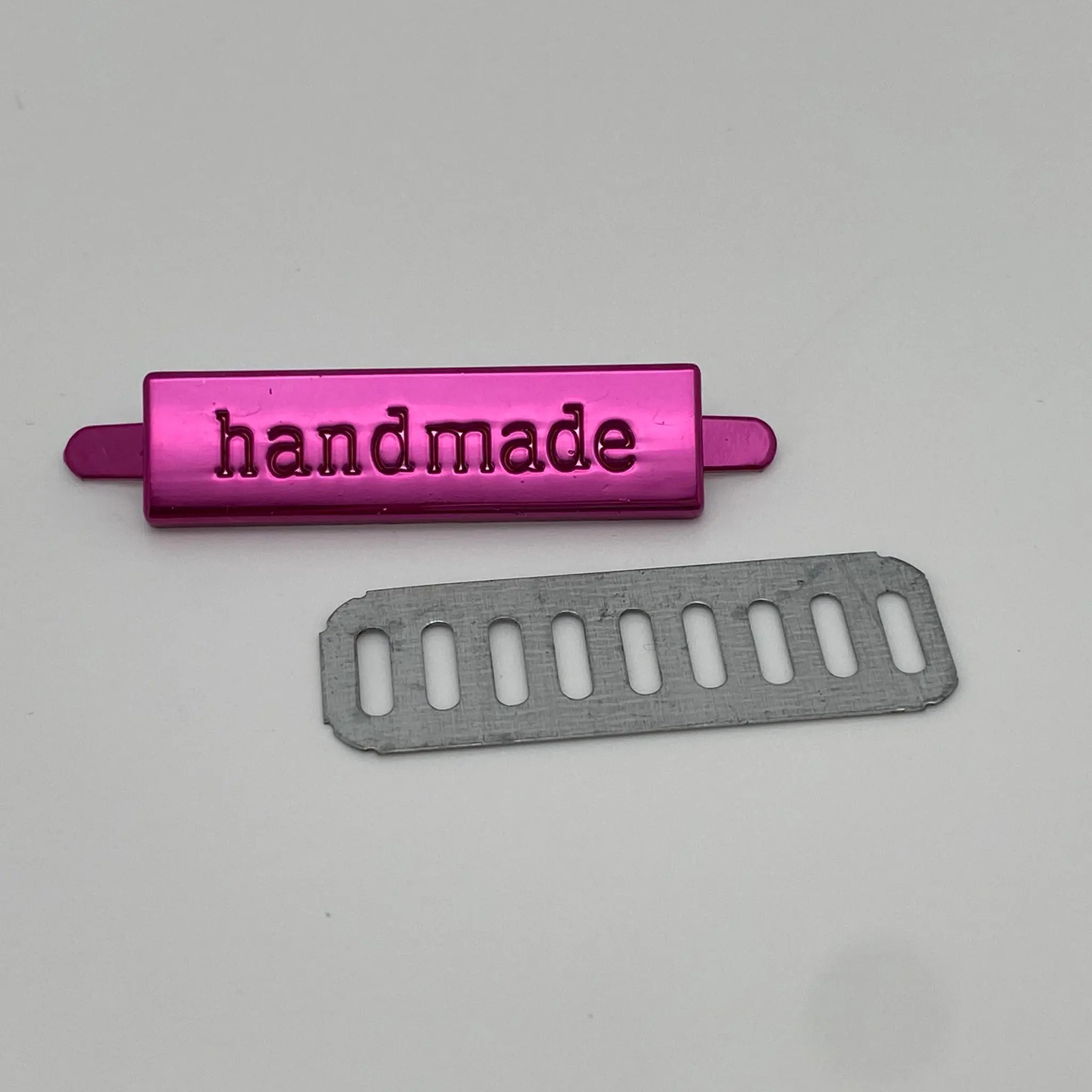 Zweiteiliges Metalllabel Handmade Pink mit pinkem Vorderteil und silberfarbener Gegenplatte