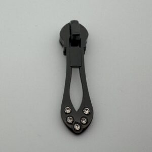Zipper Luxury Gunmetal mit fünf funkelnden Strasssteinen in eleganter Tropfenform – hochwertiger Premium-Reißverschluss-Schieber für 6,5 mm Spiralreißverschlüsse sowie Taschen, Geldbörsen und kreative Handmade-Projekte.
