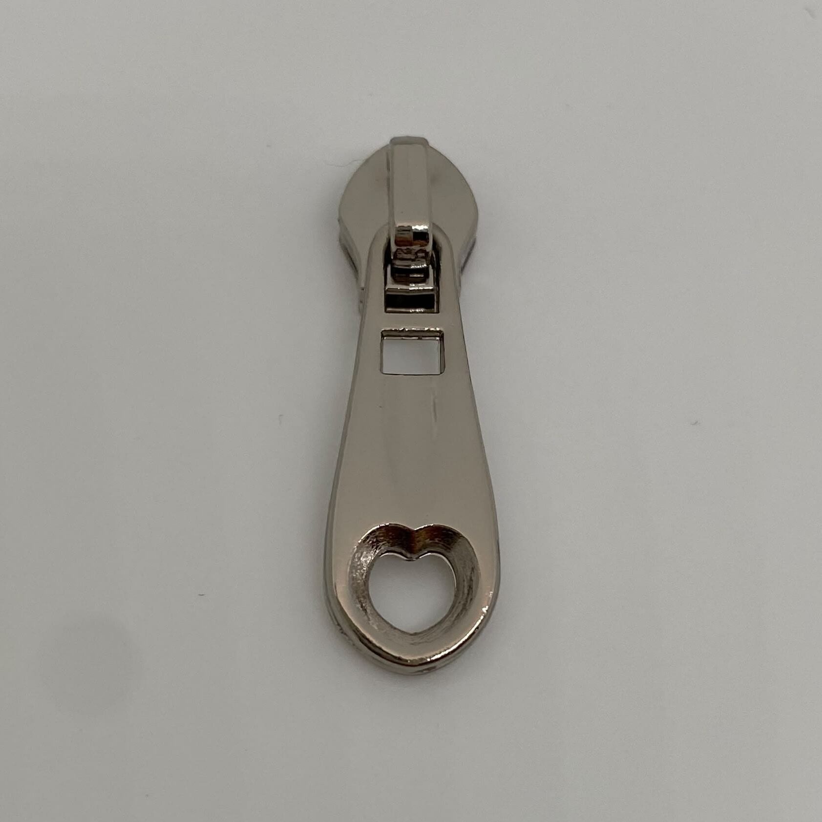 Zipper Heart Silber für 4,2 mm schmale Spiralreißverschlüsse – Vorderansicht des eleganten Reißverschluss-Schiebers aus Metall mit Herz-Ausschnitt.