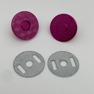 Magnetknopf Slim Pink mit strukturierter Oberfläche und zwei passenden Gegenplatten – extra flacher Magnetverschluss für Taschen, Geldbörsen und Nähprojekte.