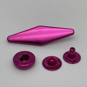 Druckknopf Raute Intense Colors Pink mit Gegenstücken. Dekorativer Magnetverschluss in länglicher Rautenform für Taschen, Geldbörsen und Handmade-Projekte.