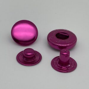 Druckknopf Intense Colors Pink Rund mit allen Gegenstücken. Hochwertiger Metallverschluss in glänzendem Pink für selbstgenähte Taschen und Handmade-Projekte.