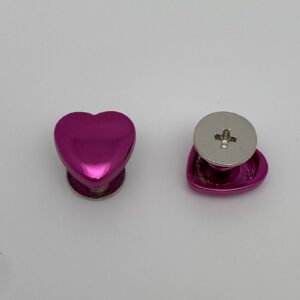 Schraubniete Heart Intense Colors Pink mit sichtbarer Rückseite und Schraubbefestigung. Herzförmiger Taschenbeschlag aus Metall inklusive Schraube für DIY-Taschenprojekte.