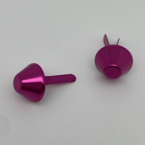 Detailaufnahme des Taschenfußes Intense Colors Pink aus glänzendem Metall. Hochwertiger Taschenboden-Schutz für selbstgenähte Taschen und Rucksäcke.