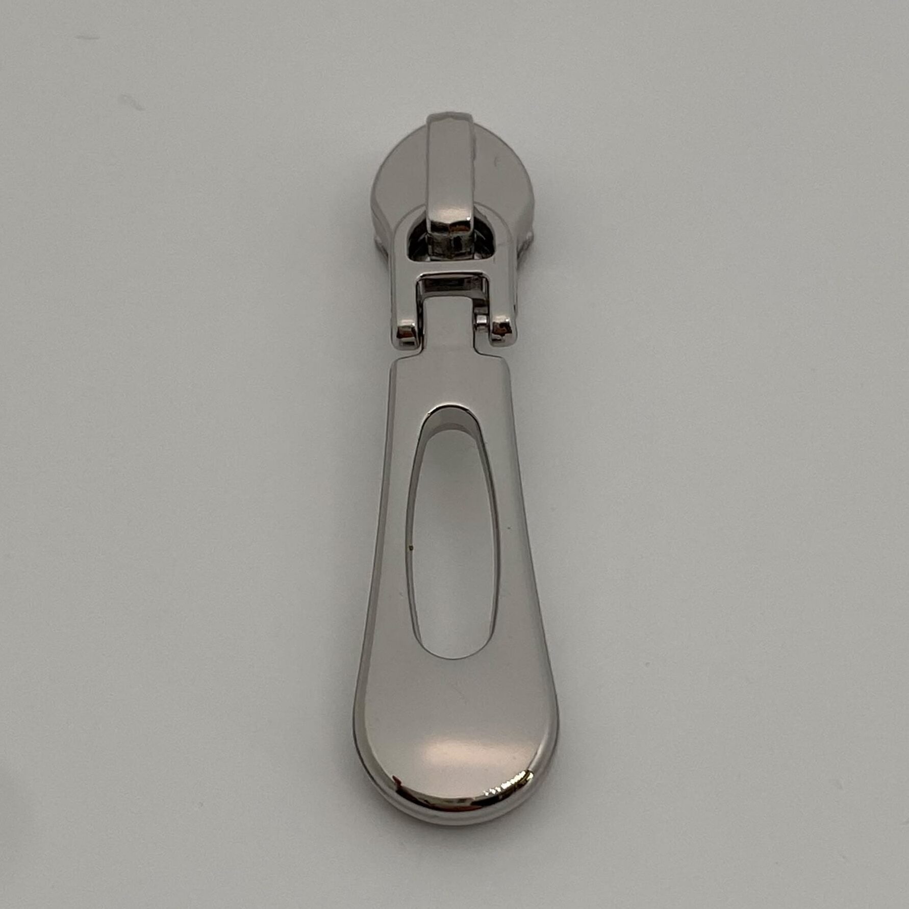 Zipper Noble Silber für 6,5 mm breite Spiralreißverschlüsse – Vorderansicht des hochwertigen Reißverschluss-Schiebers mit elegantem, zeitlosem Design.